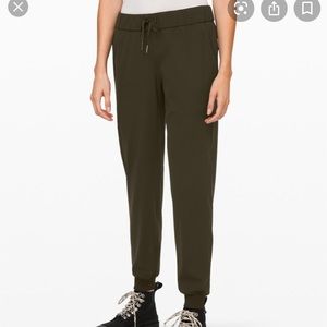 Lululemon on the fly joggers